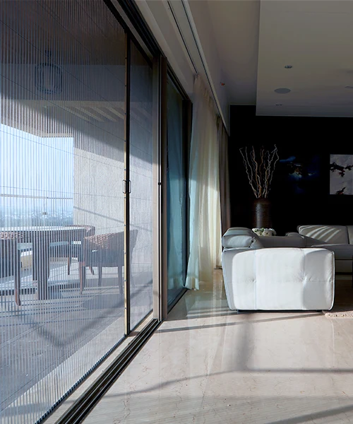 Large screen opening between a living room and balcony